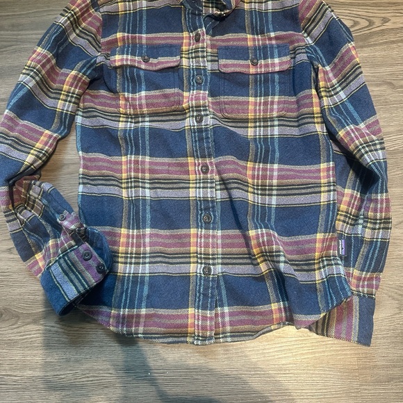 Patagonia women’s plaid button up - Picture 2 of 2